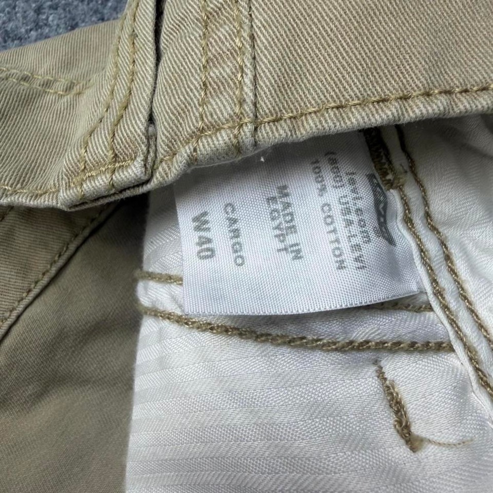 Y2K Levi's tan cargo shorts Size 40 men's - Picture 2 of 6